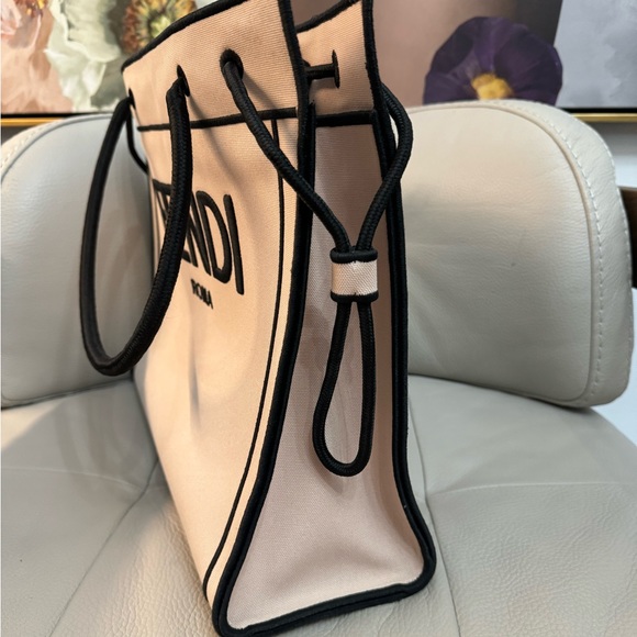 Fendi Large Roma Lea Tote Bag. - Picture 5 of 11